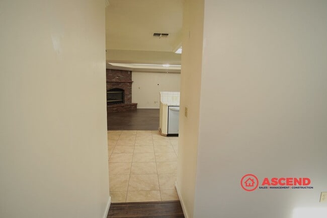 Building Photo - Beautiful Home Located In Rosedale Area!