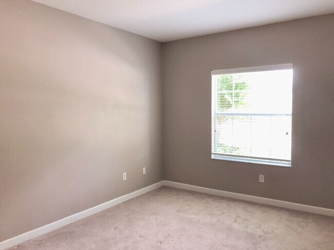 Building Photo - Beautiful 3/2 Spacious Home with a Covered...