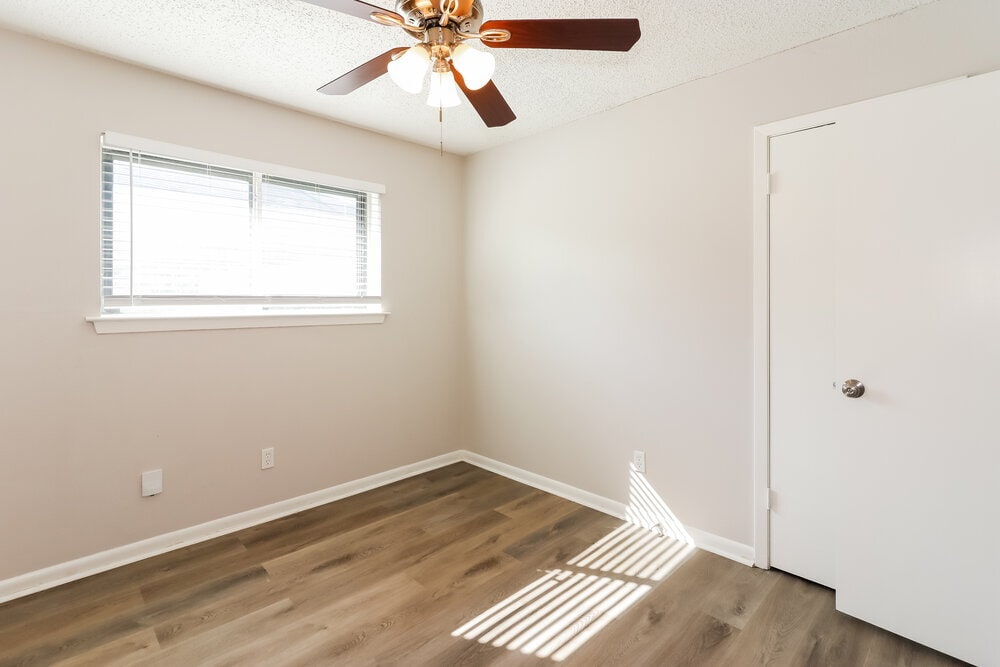 Building Photo - 2118 Maple Cir