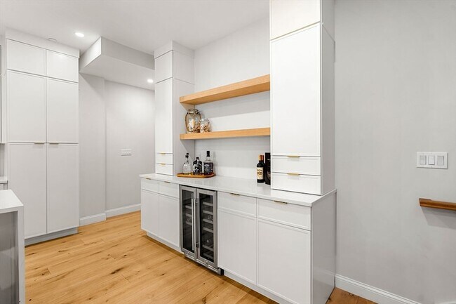 Building Photo - 722 E 5th St