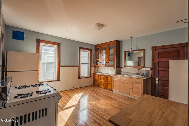 Building Photo - 65 Van Derveer St