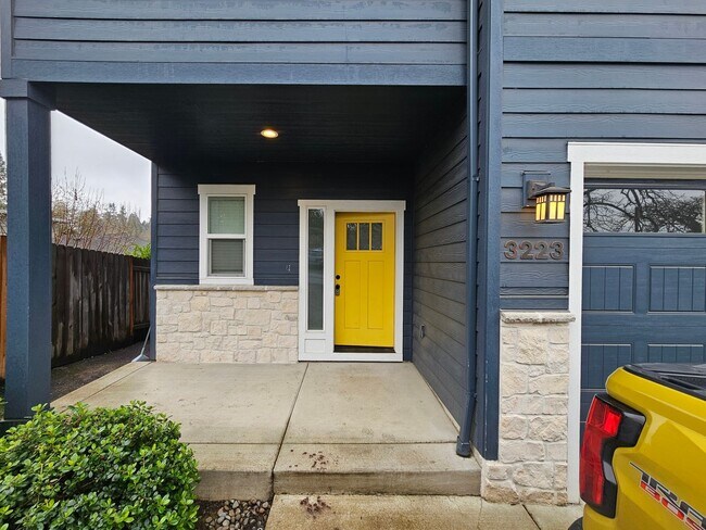 Building Photo - 3221-3223 Pheasant Ave SE