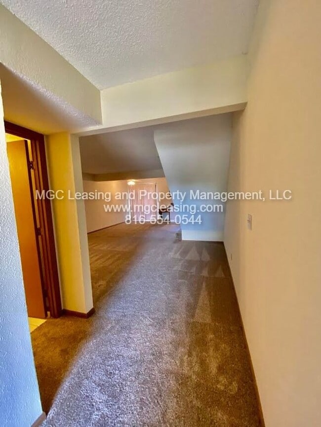 Building Photo - Spacious Lee's Summit Townhome- Sign a 15-...
