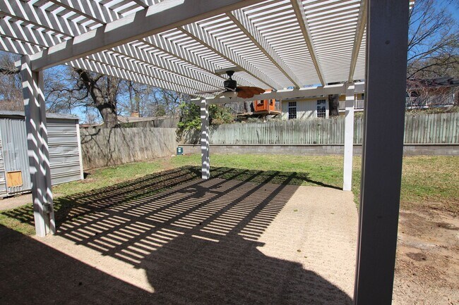 Building Photo - Coming Soon! 3/2/2 in Tyler!