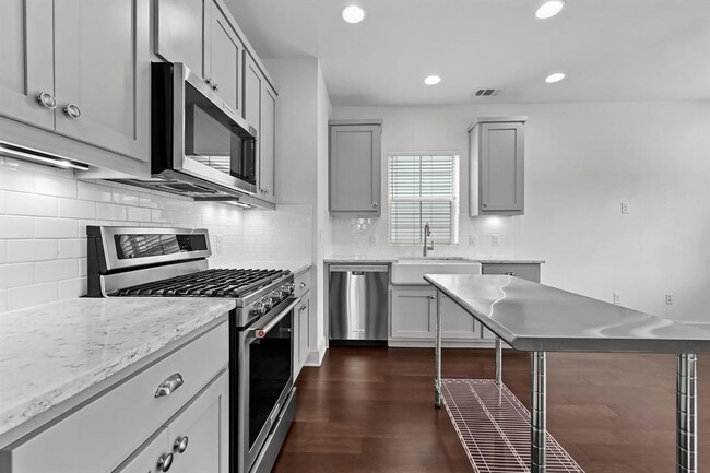 Building Photo - 1000 Muse Ln