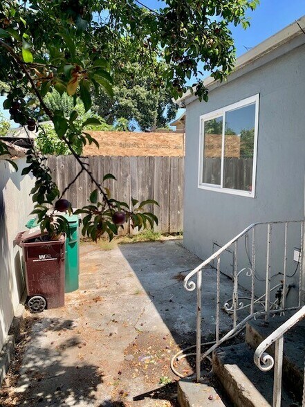 Private backyard, front unit is not allowed to use. - 2639 38th Ave