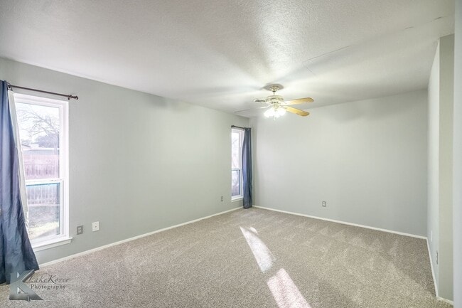 Building Photo - Cul-de-Sac 3/2/2; NEW INTERIOR PAINT DEC 2025; NEW CARPET DEC 2025!