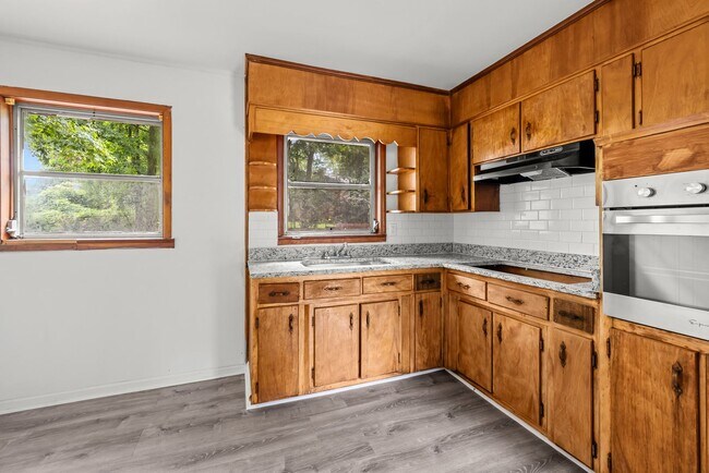 Building Photo - Newly Renovated Center Point Home