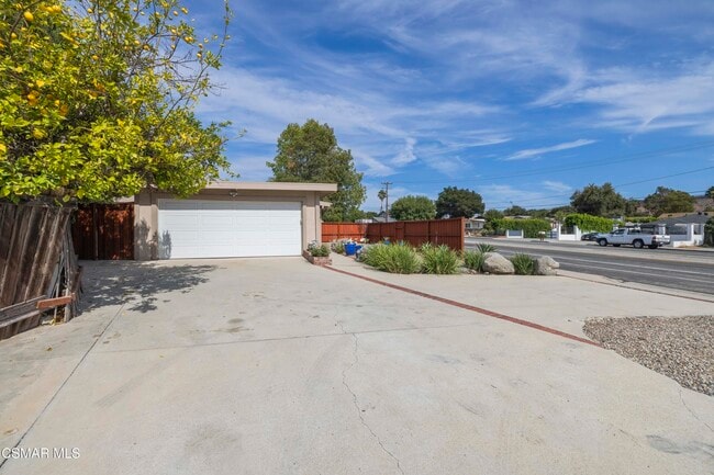 Building Photo - 865 W Hillcrest Dr
