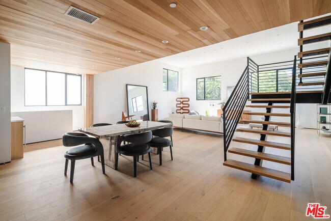 Building Photo - 609 Broadway St