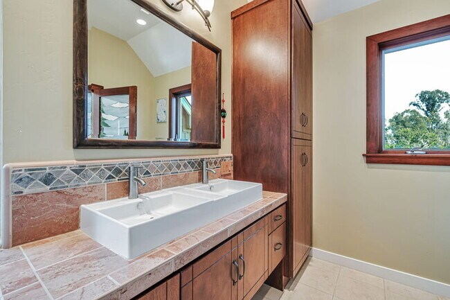 Building Photo - 275 La Vida Dr