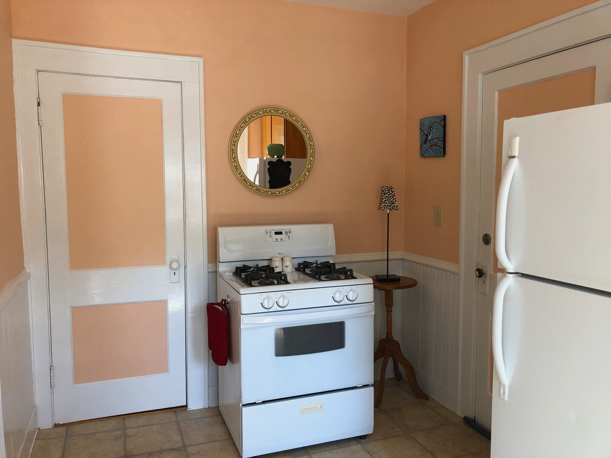 Kitchen with gas stove - 719 W 2nd St