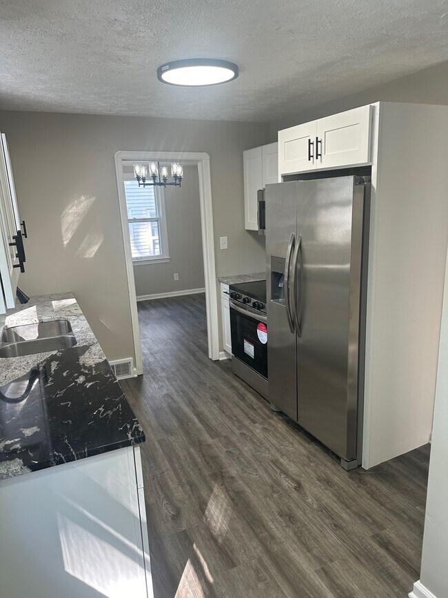 Building Photo - Stunning South Euclid 3 Bedroom