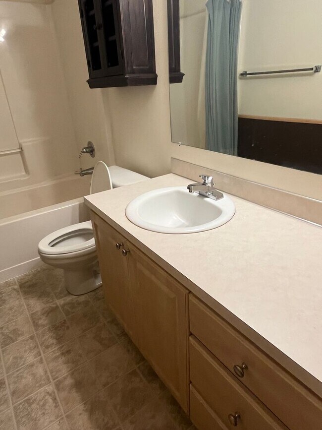 Building Photo - Large 3 bed/2 bath single family home