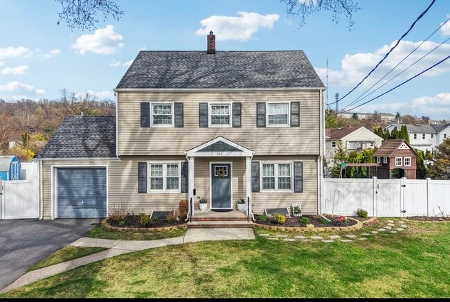 Building Photo - 525 Ramapo Ave