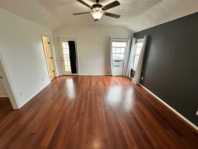 Building Photo - Tons of Character! 3 bed 2.5 bath amazing ...