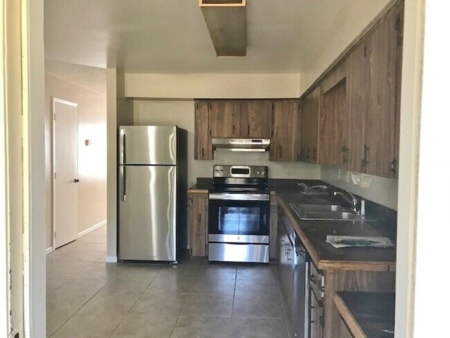 Building Photo - Updated duplex tile throughout