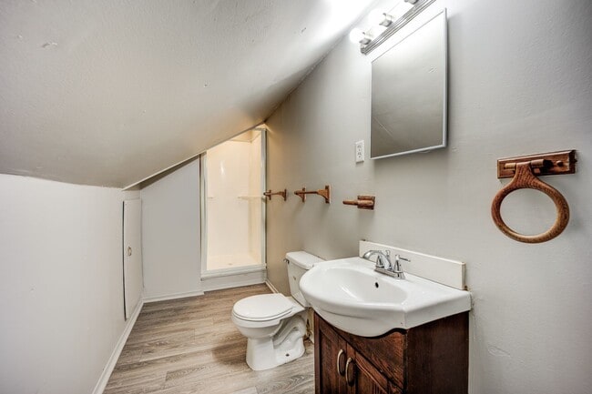 Building Photo - Freshly Updated 3 Bedroom Home