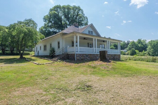 Primary Photo - Weaverville Farmhouse Rental!