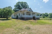 Building Photo - Weaverville Farmhouse Rental!