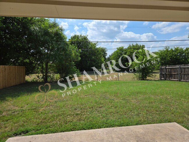 Building Photo - 2/2 Duplex in Midway ISD!