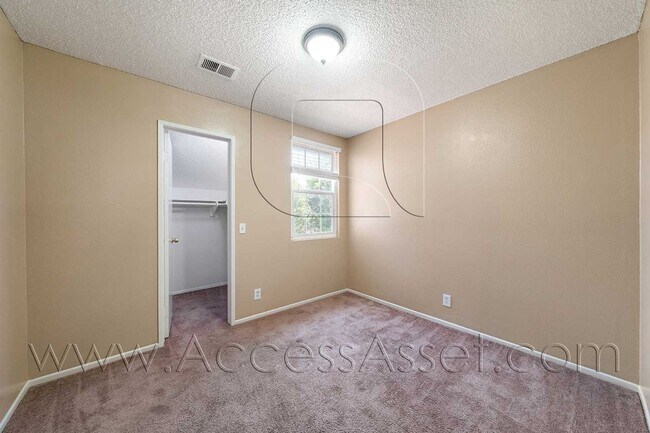 Building Photo - Charming and Bright Three-Bedroom Haven on Comotilo