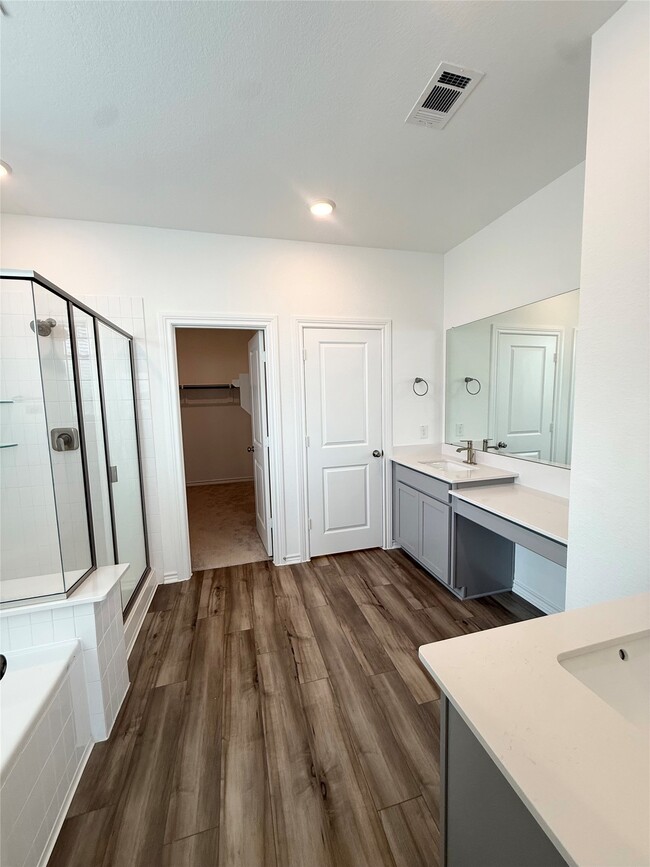 Building Photo - 15826 Dove Holw Dr