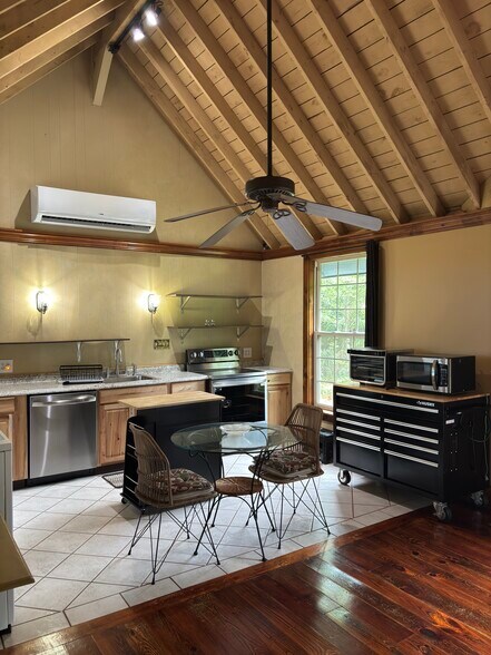 Building Photo - 826 Jones Mill Rd