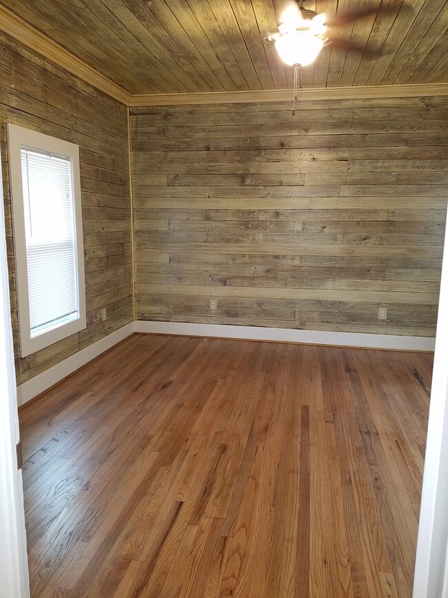 Building Photo - Large one bedroom home with huge yard