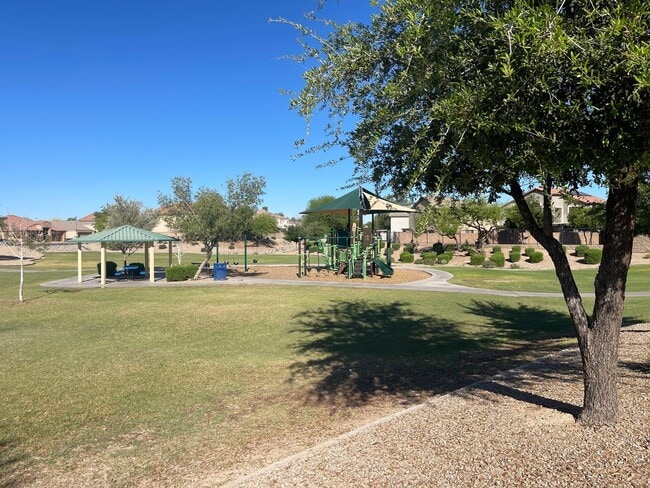 Building Photo - 985 E Saddle Way