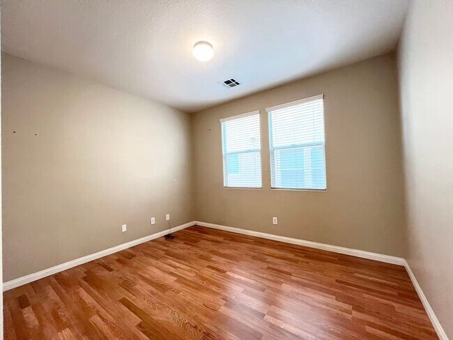 Building Photo - Nice 2 story house