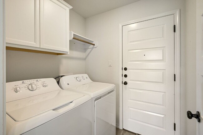 Building Photo - Immediate Move in - 3 Bedroom, 2 Bathroom Home in Rudder Pointe with Open Concept