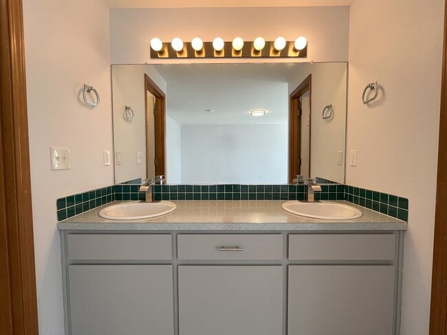 Building Photo - Spacious 4-Bedroom, 2.5-Bathroom Home with...