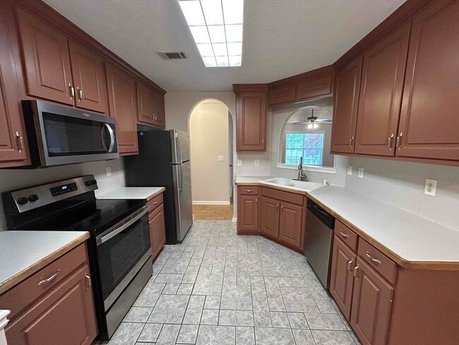 Building Photo - 1424 Snow Hill Dr