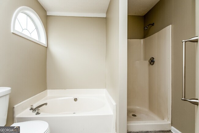 Building Photo - 831 Rosewood Cir