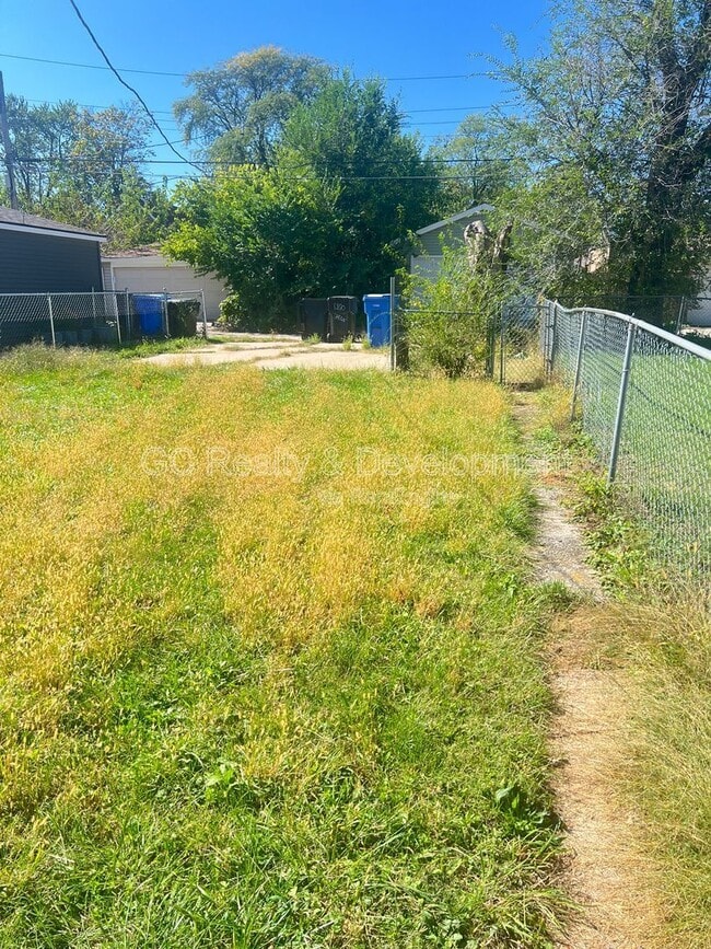 Building Photo - 12870 S Green St