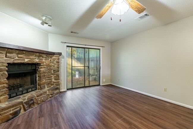 Building Photo - Updated 2 Bed / 1.5 Bath Townhouse in the Heart of Maumelle — $1,000/Month