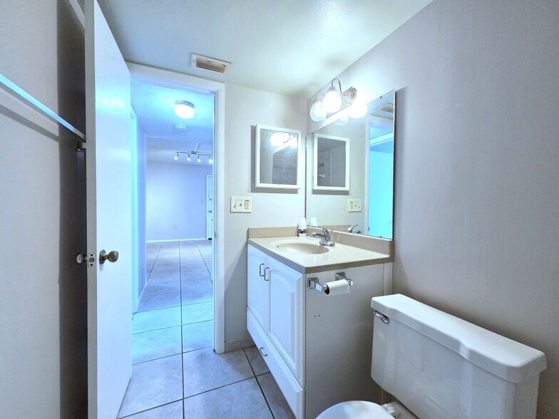 Building Photo - 584 Orange Dr