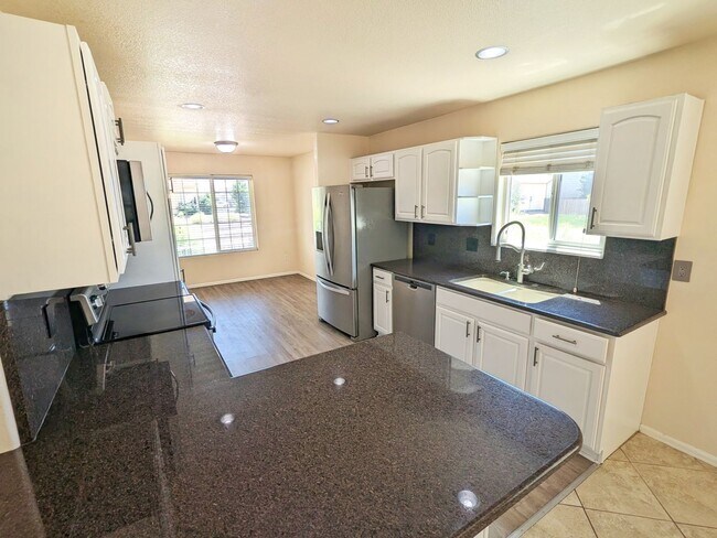 Building Photo - Large Single Family Home