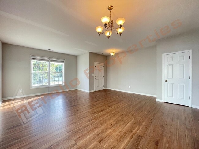 Building Photo - Lovely 4 Bedroom, 2.5 Bath Single-Family H...