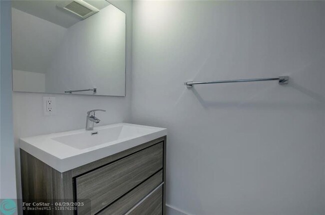 Building Photo - 4141 S oaks Pl