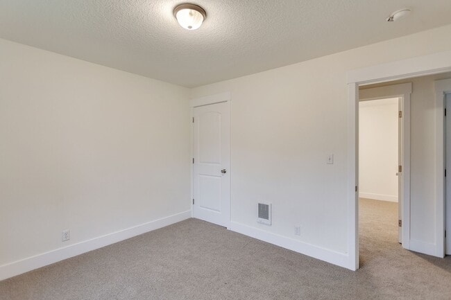 Building Photo - River Access! Spacious 3BD/1.5BA Home + Bonus Room, Office & Huge Shop | $500 Off 1st Month!