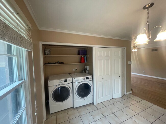 Building Photo - 4 bed 2 bath 2 car, Great Character and st...