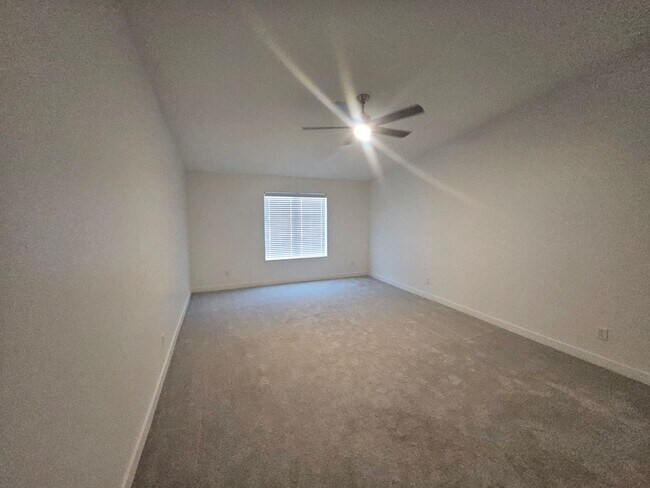 Building Photo - Los Lagos 3 Bed Room Home with Lake Views
