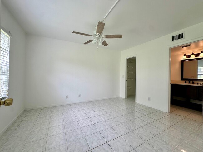Building Photo - 6796 Palmetto Cir S