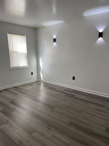 Building Photo - 147 Holmes St