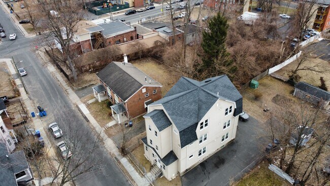 Building Photo - 67 Judson St