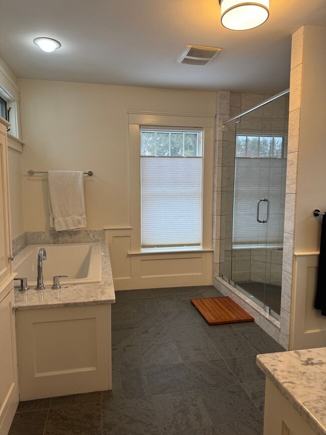 Building Photo - 3 bedroom, 2.5 bath home walking distance to Dartmouth College