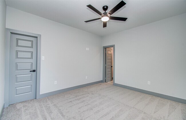 Building Photo - 835 S Victory Dr