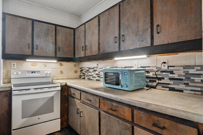 Building Photo - 3 bed/2 bath. Close to Campus. Pet Friendly.